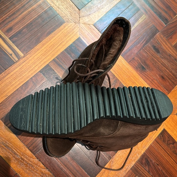 Luxurious fur-lined Salvatore Ferragamo suede lace-up boots Size 6C. - Picture 9 of 13